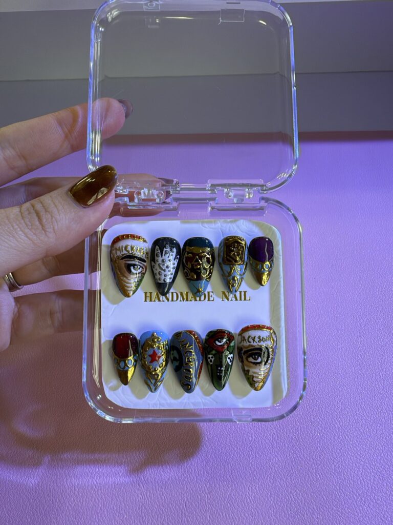 Håndmalet press on sæt med ti negle i en klar æske mærket Handmade Nail