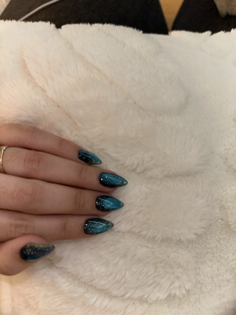 Mandelformede press on negle i petroleumsblå cat eye med glitter