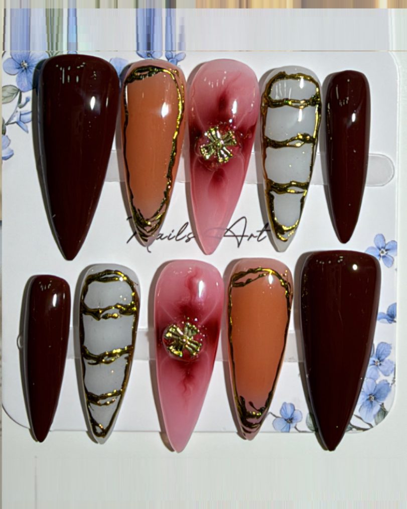 Orchid in Autumn press on negle i bordeaux, nude og lyserød marmor med guldfolie og en guldblomst i 3D, lang stiletto